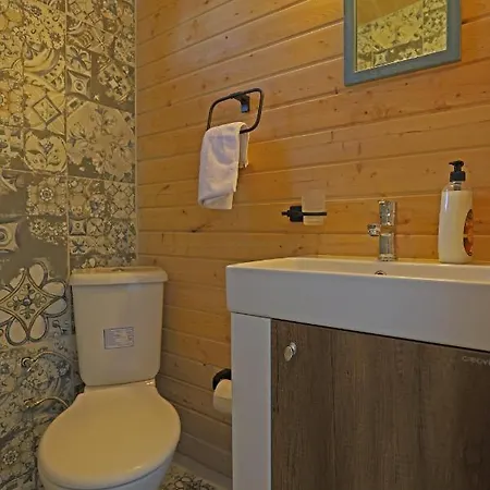 Muhtesem Deniz Manzarali Agac Ev Aparthotel