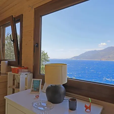 Apartmanhotel Muhtesem Deniz Manzarali Agac Ev 3*