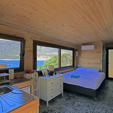 Muhteşem Deniz Manzaralı Ağaç Ev Kaş